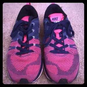 Nike Flyknit Trainer Sz. 8.5 navy blue/pink